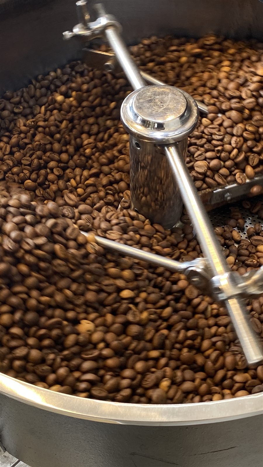 Biji kopi sedang disangrai di mesin roasting Kopi Komplit Nusantara